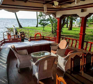 Luxury Houseboat Kumarakom